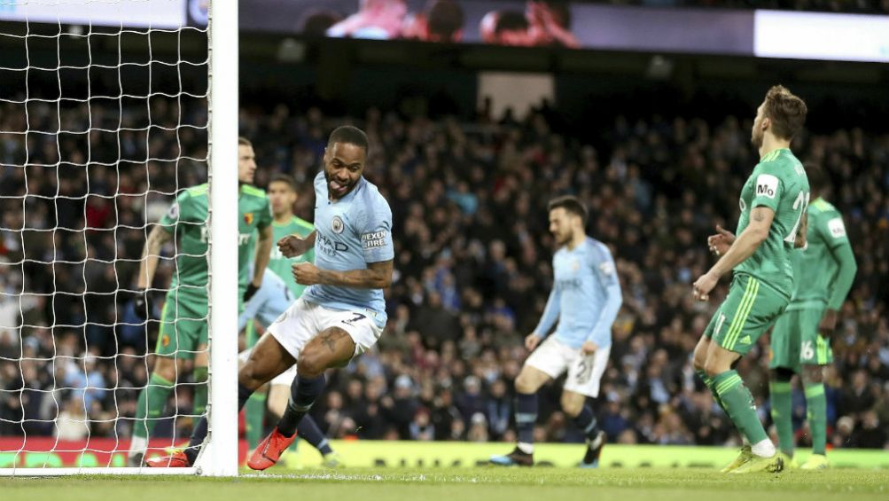 Sterling corre después de marcar gol al Watford