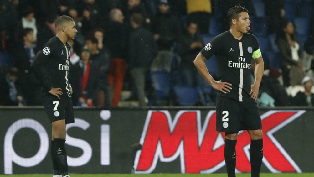 Mbappé y Thiago Silva cabizbajos tras eliminación del PSG 