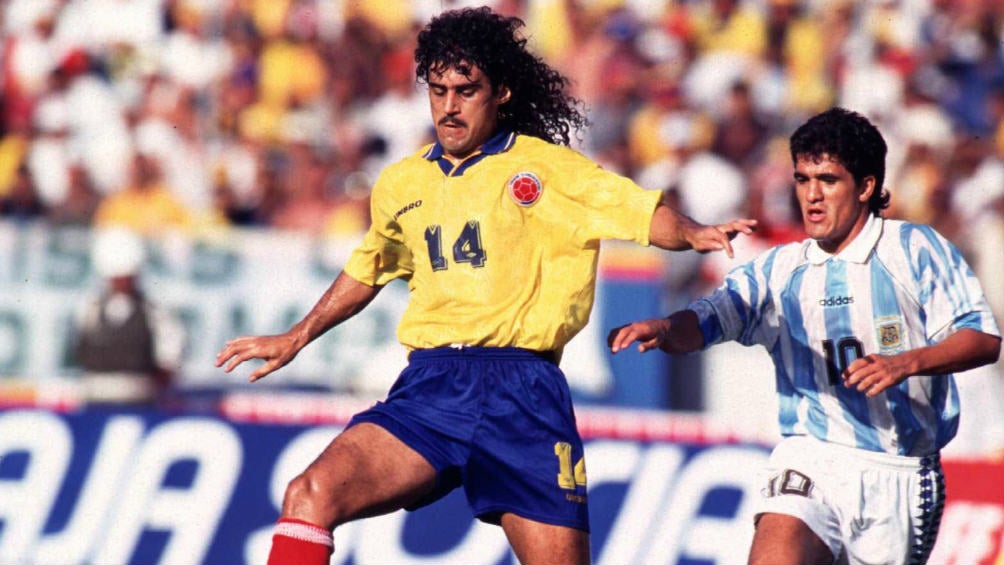 Leonel Álvarez durante un duelo con la Selección Colombiana