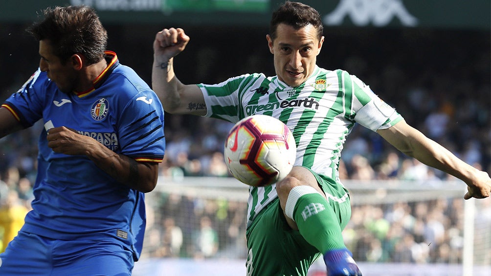 Guardado en un partido con el Real Betis 