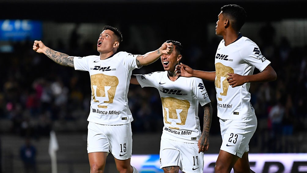 Jugadores de Pumas festejan gol de Iturbe