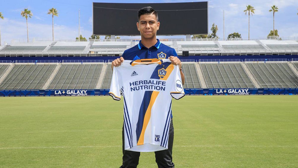 Efraín Álvarez presume la camiseta del LA Galaxy