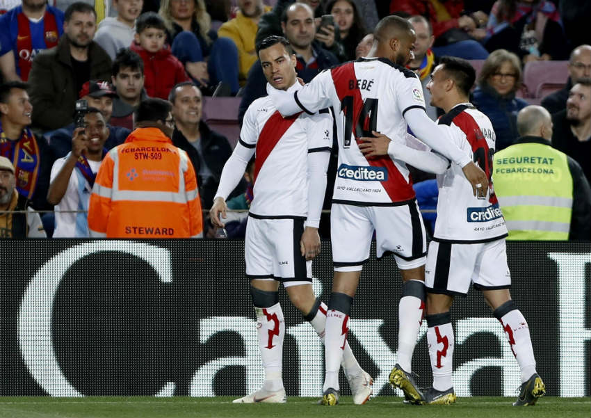 Rául de Tomás celebra con sus compañeros anotación frente al Barcelona 