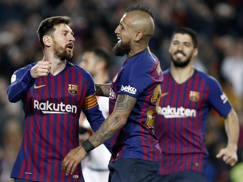 Messi abraza a Vidal tras marcarle al Rayo Vallecano 