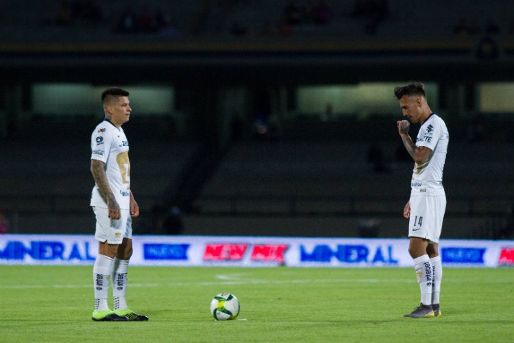 Juan Iturbe y Brian Figueroa, durante un juego con Pumas