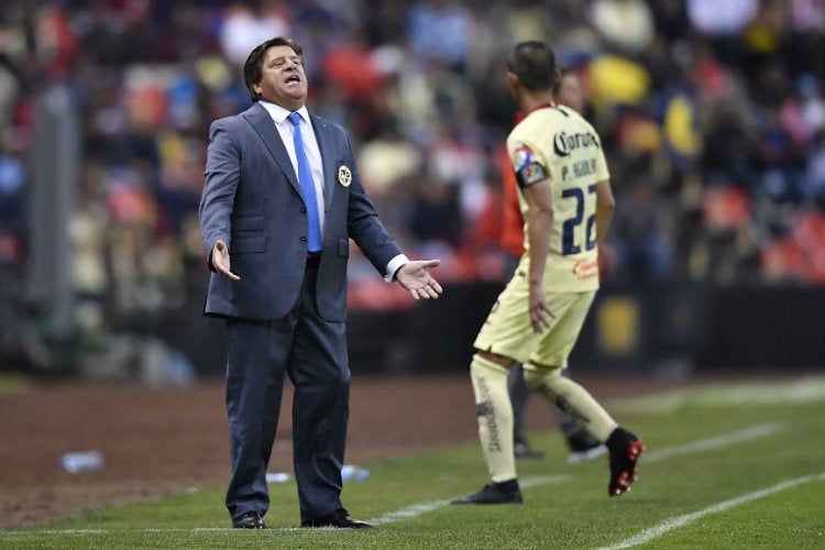 Miguel Herrera reclama una falta durante un juego con América