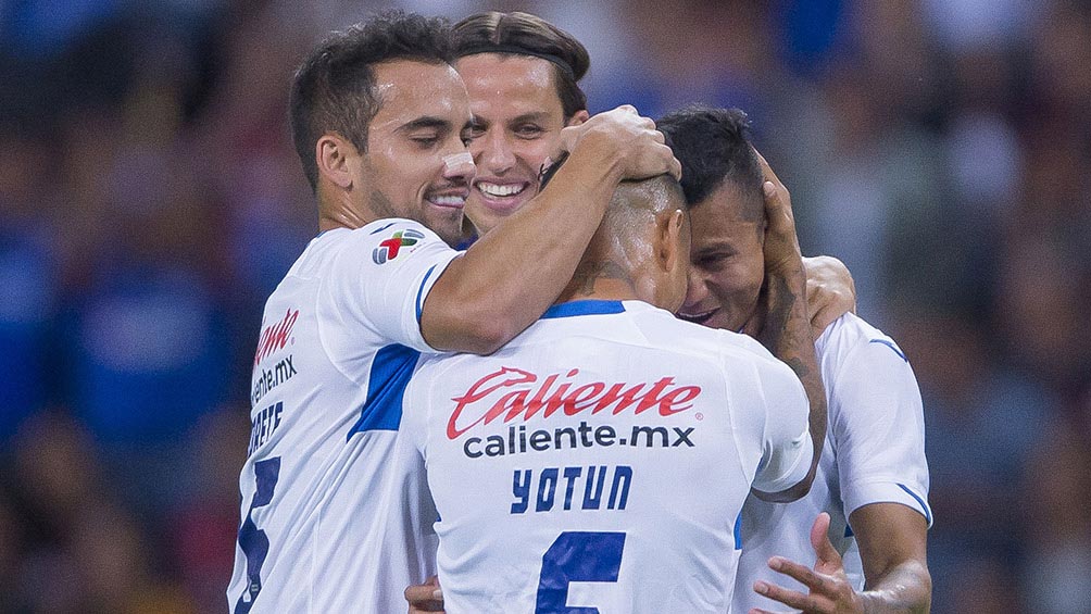 Yotún es felicitado por sus compañeros tras su gol ante los Zorros