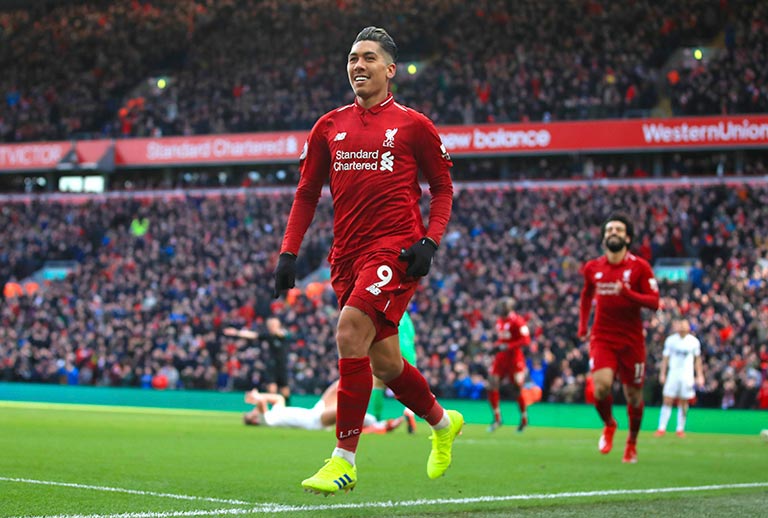 Roberto Firmino festeja su gol con el Liverpool