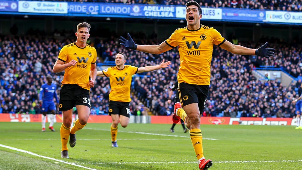 Raúl Jiménez celebra su gol con Stamford Bridge