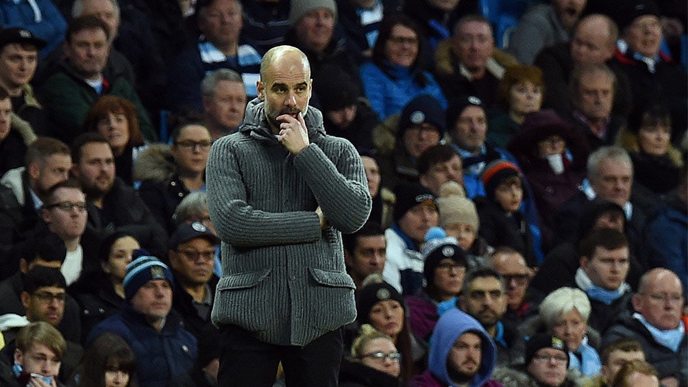 Pep Guardiola dirigiendo un partido del Man. City