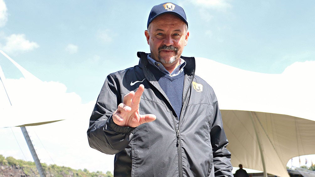 José Luis Arce posa en las instalaciones de la UNAM