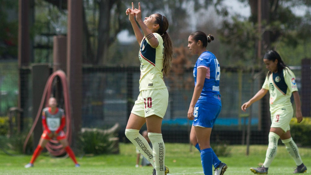 Daniela Espinosa celebra una anotación frente a Cruz Azul Femenil