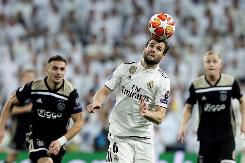 Nacho controla la esférica en juego de los Galácticos