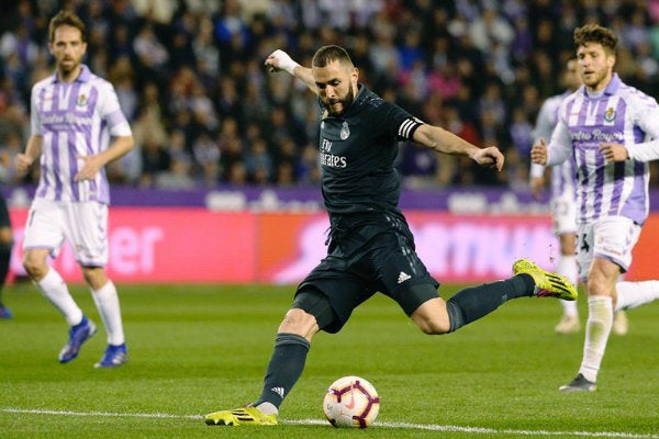 Benzema antes de patear el balón 