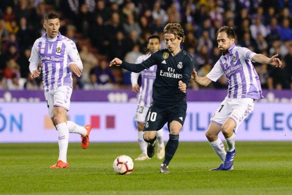 Modric conduce el balón durante el partido