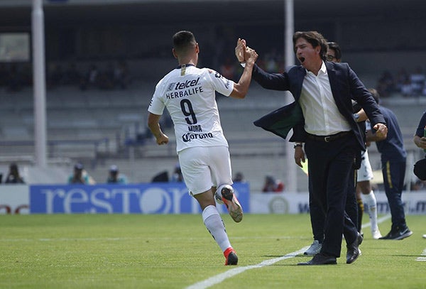 Marioni felicita a Mora por su gol contra Monarcas