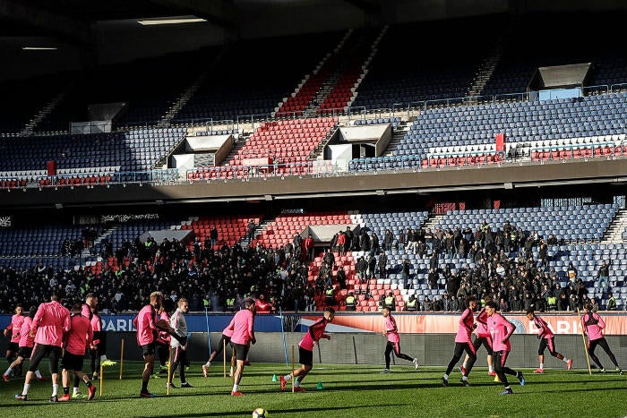 Ultras del PSG observan la práctica de su equipo