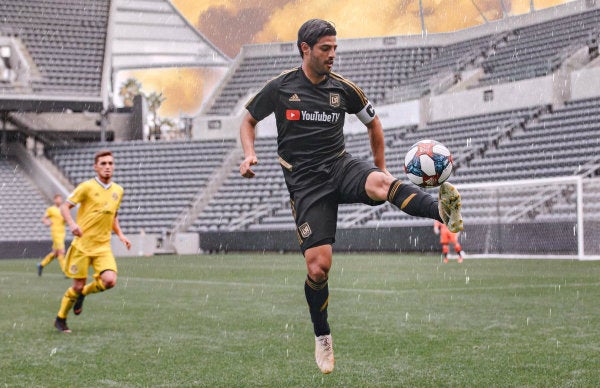 Carlos Vela en acción durante un partido con el LAFC