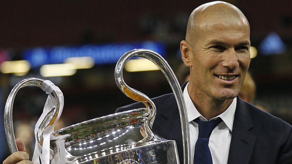 Zidane posa con el trofeo de la Champions League