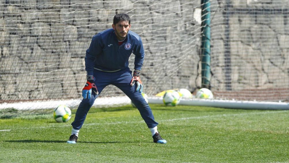 Corona en un entrenamiento con Cruz Azul en La Noria