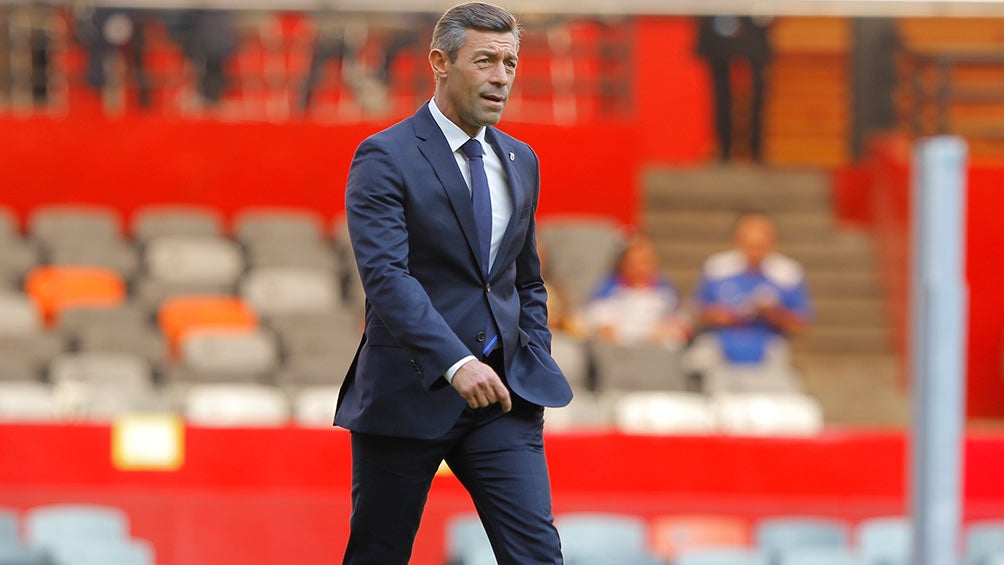 Caixinha dirigiendo un partido de Cruz Azul 