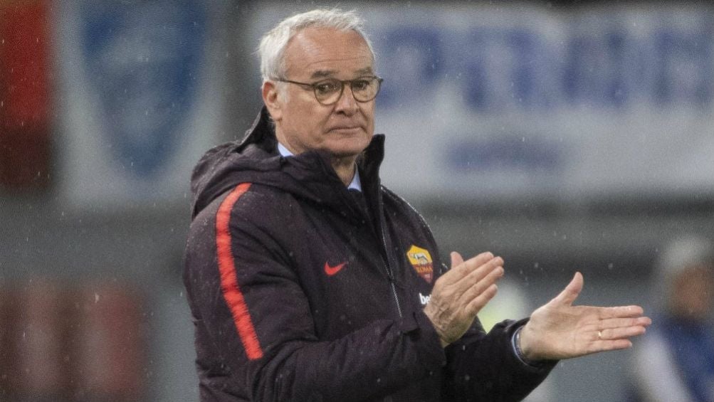 Claudio Ranieri aplaude en el juego entre la Roma y Empoli