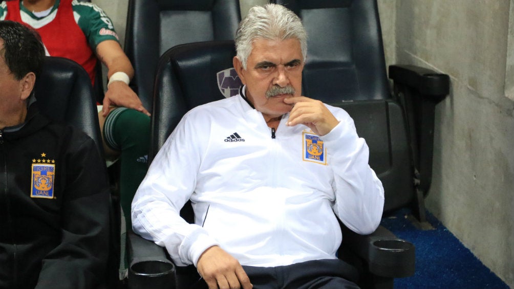 Tuca Ferretti en la banca durante el Clásico Regio