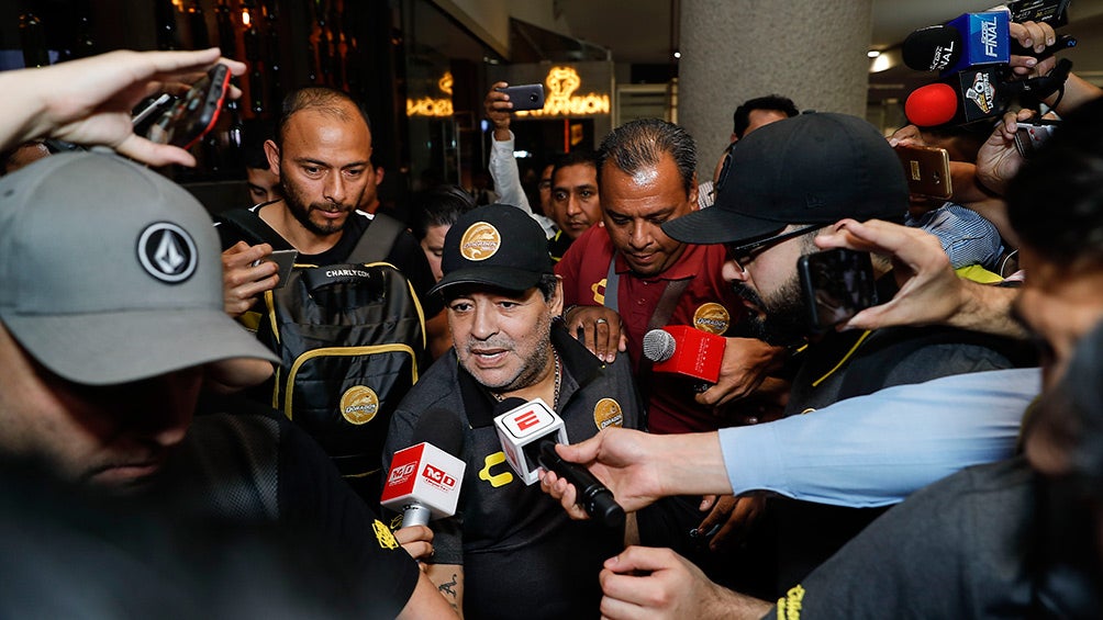 Maradona se vio rodeado de seguridad y reporteros a su llegada