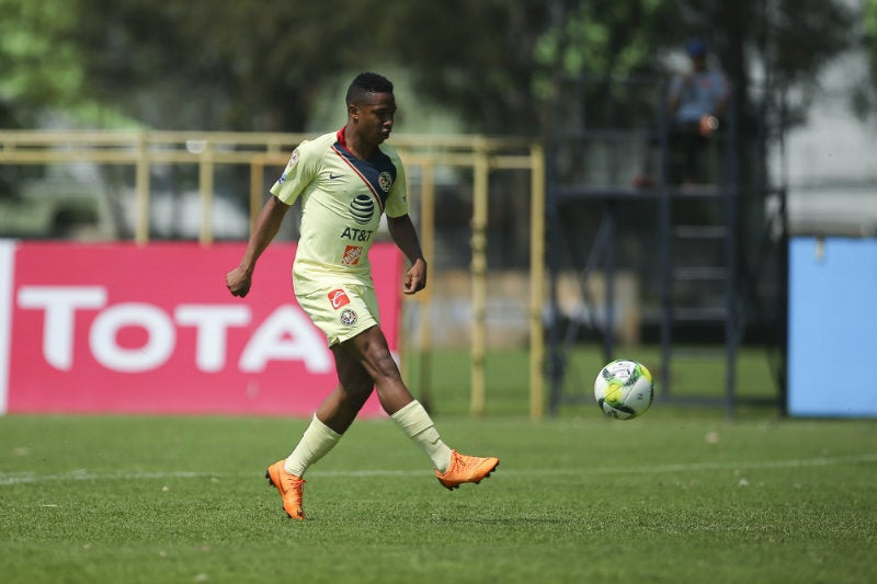 Ibargüen controla el balón en el juego con la Sub 20