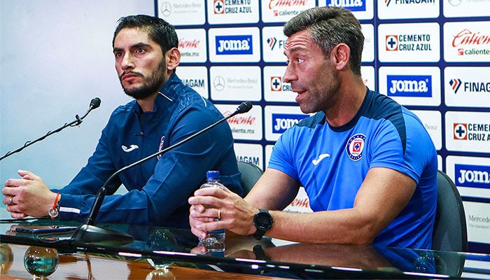 Corona y Caixinha en conferencia de prensa 