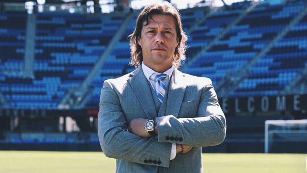 Almeyda posa en el estadio de los Earthquakes