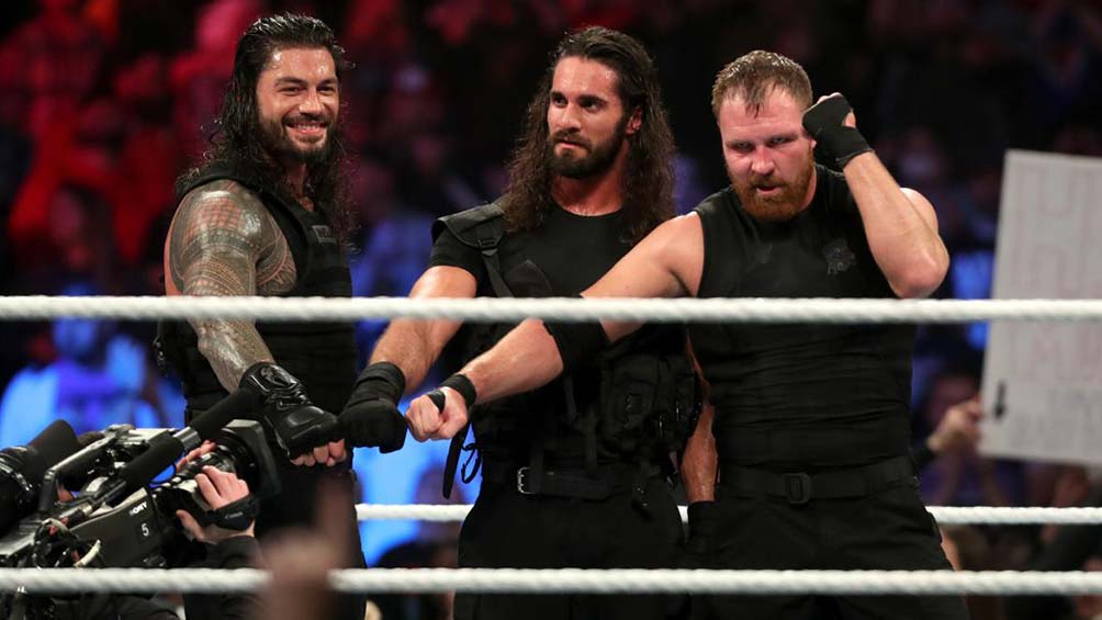 Los miembros de The Shield hacen su pose con los puños