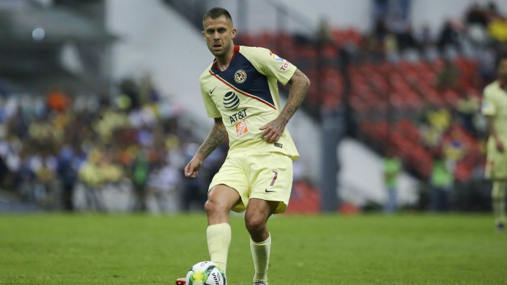 Ménez controla el esférico en un juego del América