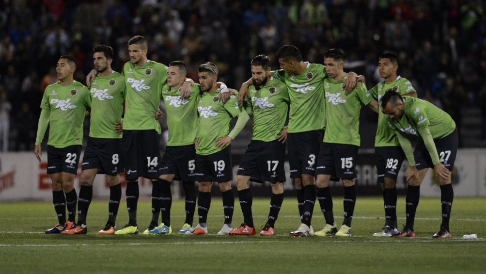 Jugadores de Juárez observan una tanda de penaltis