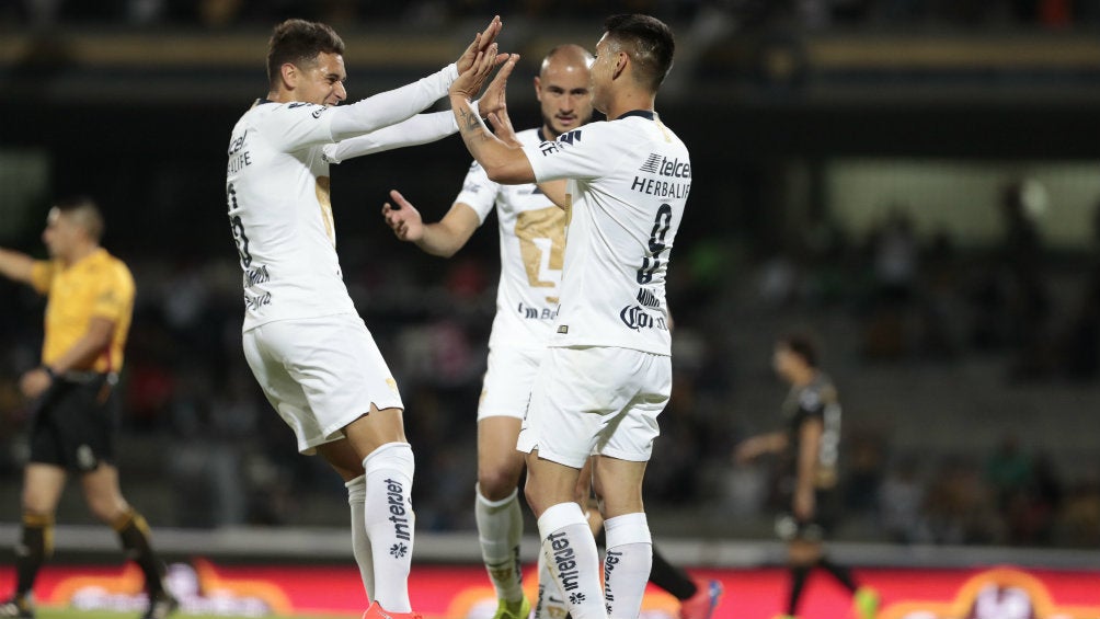 Jugadores de Pumas festejan un gol a Dorados