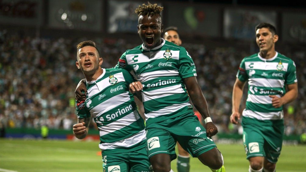 Santos Laguna celebra una anotación frente al New York RB