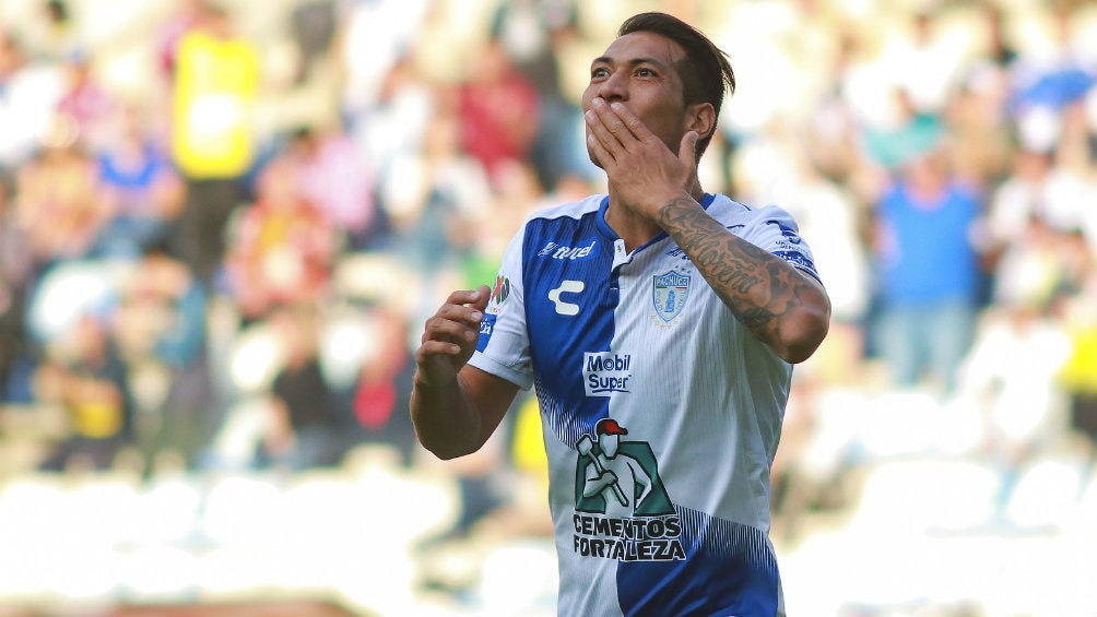 Leonardo Ulloa festeja un gol con Pachuca