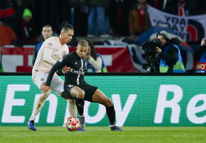 Mbappé protege un balón ante la marca de Fred