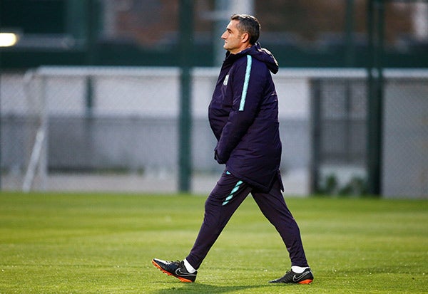 Valverde camina en entrenamiento del Barcelona 