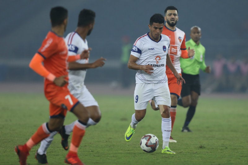 Ulises Dávila conduce un balón en un partido del Delhi Dynamos