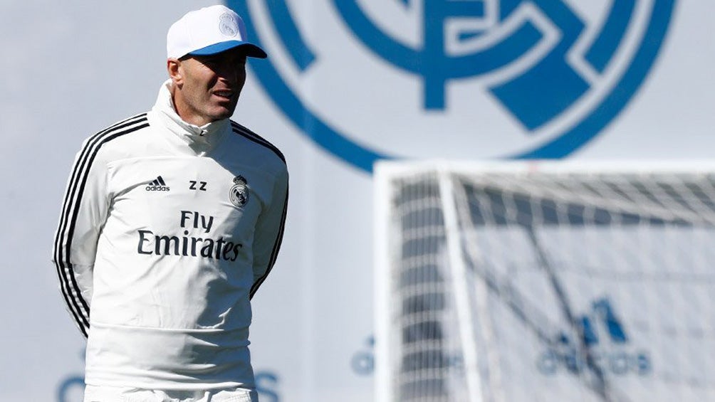 Zidane observa una práctica del Real Madrid 