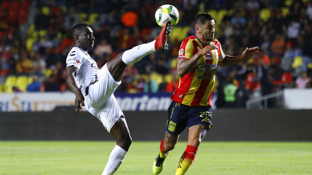 Eryc Castillo y Rodrigo Millar pelean por el balón en partido de Copa MX