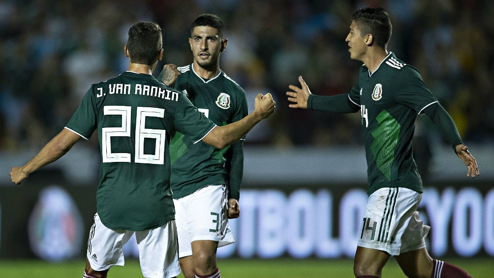 Selección Mexicana celebra anotación en partido 