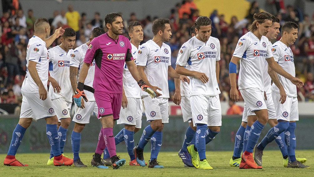 Jugadores de Cruz Azul, en su camino a los vestidores