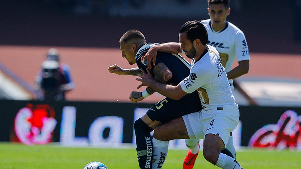 Nicolás Castillo y Luis Quintana, forcejeando por el balón en el duelo entre Pumas y América de la J7