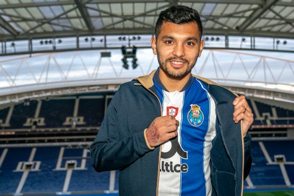 Tecatito posa con la playera del Porto