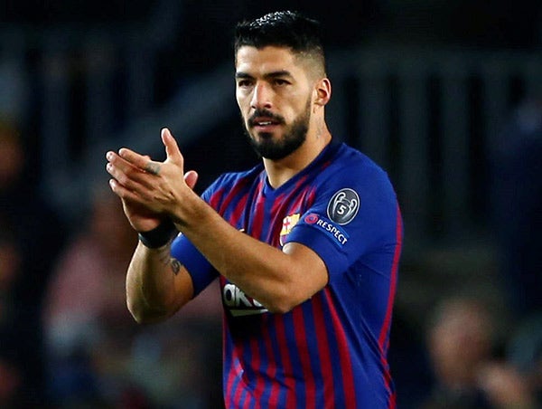 Luis Suárez aplaude en juego contra Lyon