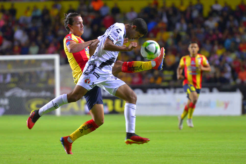 Carlos Fierro y Luis Martinez, luchan por la redonda