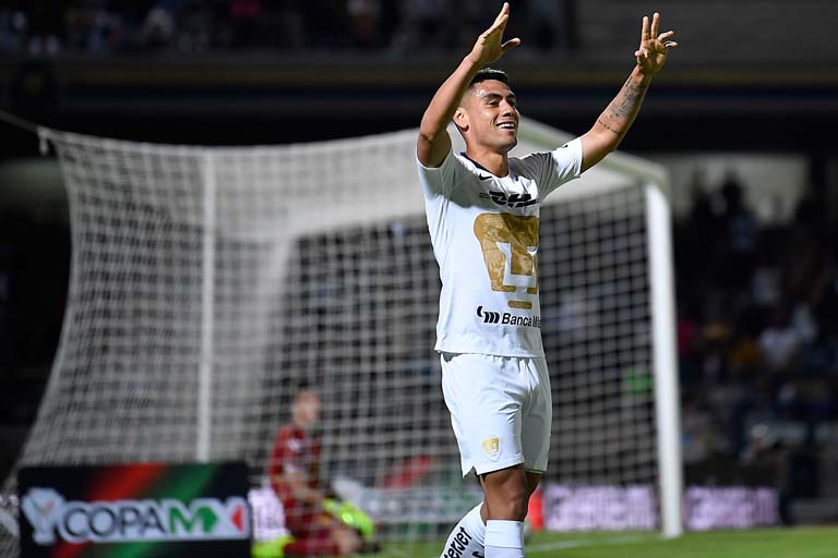 Felipe Mora festeja un gol con Pumas