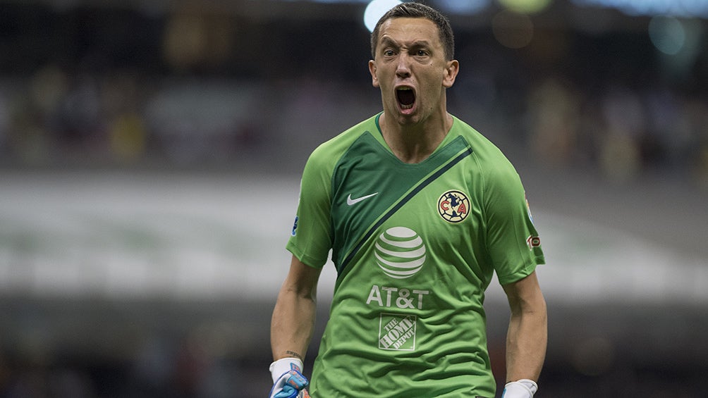 Marchesín festeja una anotación del Campeón América en el Estadio Azteca